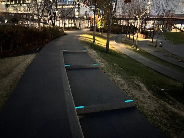 【大阪府大阪市】「うめきた公園」で景観・環境配慮と夜間安全性が共存した「非電力・蓄光サイン」導入