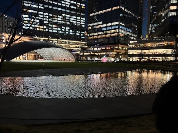 【大阪府大阪市】「うめきた公園」で景観・環境配慮と夜間安全性が共存した「非電力・蓄光サイン」導入