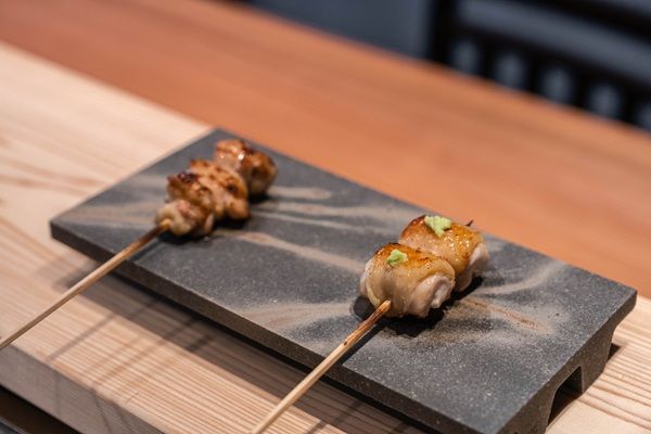 【神奈川県横浜市】名店の一番弟子が独自の“三種火入れ方”で提供！大人の焼き鳥店「串焼 大紀」オープン
