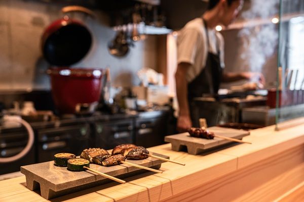 【神奈川県横浜市】名店の一番弟子が独自の“三種火入れ方”で提供！大人の焼き鳥店「串焼 大紀」オープン