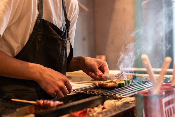 【神奈川県横浜市】名店の一番弟子が独自の“三種火入れ方”で提供！大人の焼き鳥店「串焼 大紀」オープン