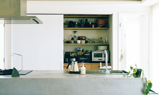 キッチンの背面のストレージルームには、キッチン家電やツール、食器などを収納し、すっきりとした印象に