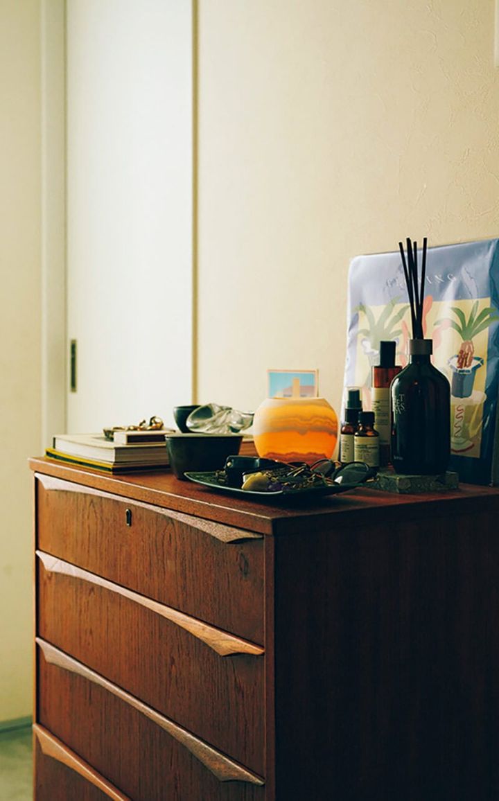 玄関で使用しているキャビネットは、世田谷区のヴィンテージショップ『FURUICHI（ふるいち）』で見つけたもの