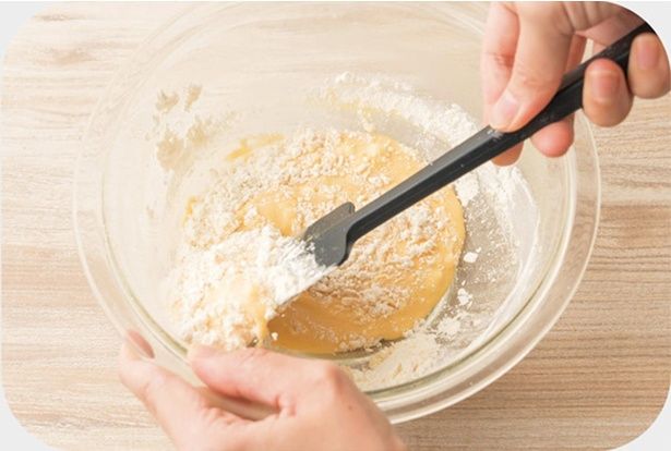 ダマにならないようさっくり混ぜる （C）ぼく／KADOKAWA