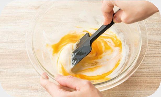 白玉粉に水を少しずつ加え、白玉粉の粒をなくすようにすり混ぜる （C）ぼく／KADOKAWA