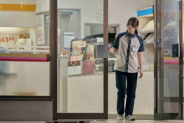 4位は深夜のコンビニを舞台にしたホラー映画『夜勤事件』 [c]2025「夜勤事件」製作委員会