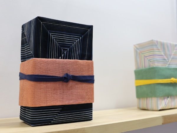 【東京都中央区】使い続ける贈答体験。つつみ屋工房、小倉 縞縞の風呂敷を使用した「縞づつみ」を発売