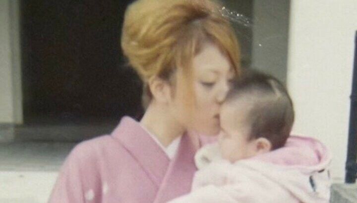 【写真・画像】「17歳で初出産。四女を産んで退院した2日後には仕事へ」38歳でおばあちゃんになった美女、5人の娘を抱える壮絶なシンママ生活を語る 1枚目