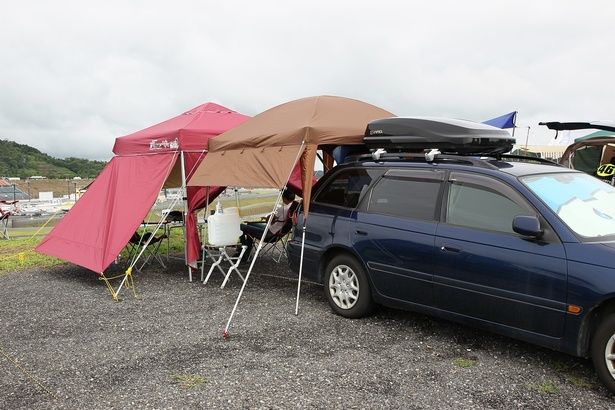 「コースサイドキャンプ」では、レーシングコース脇の特別エリアでキャンプを楽しみながらレース観戦ができる