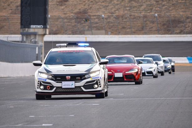 【写真】全長4.8キロのレーシングコースをマイカーで走れる！招待者限定の特別体験