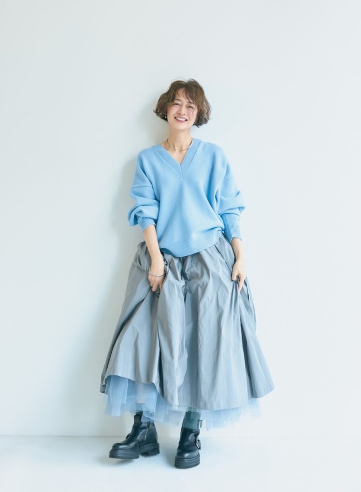 ニット¥57,200／アドーア、スカート¥121,000／カオス（Chaos GINZA SIX）、ピアス¥25,300、チョーカー¥44,000、ブレスレット¥29,700／すべてウノアエレシルバーコレクション（ウノアエレ ジャパン）、靴¥201,300／ピエールアルディ（ピエール アルディ 東京）