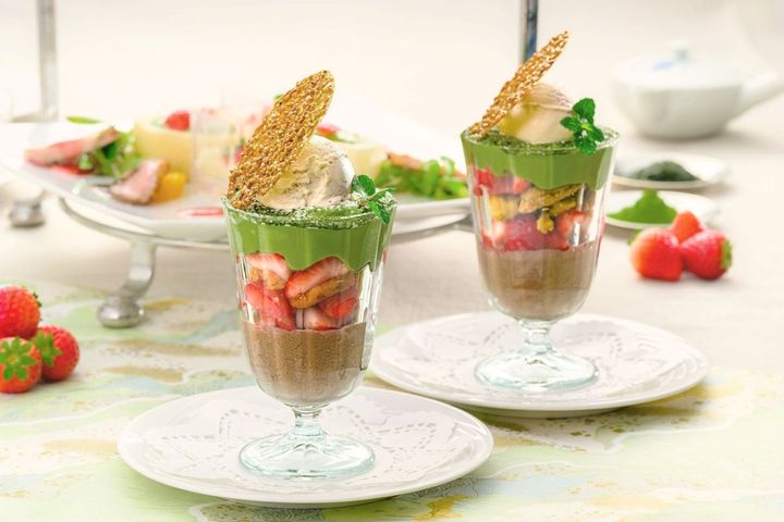 ほうじ茶プリンと苺のコンフィチュール 煎茶エスプーマのパフェ