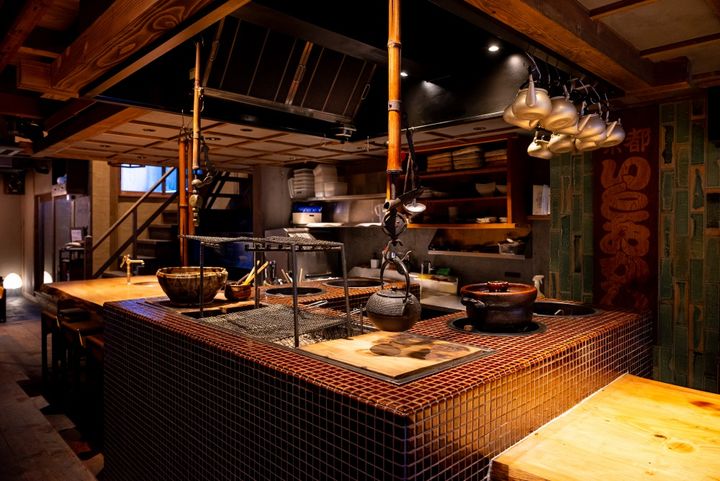 1階のカウンター席では職人が丁寧に仕事をする光景を間近で楽しめる