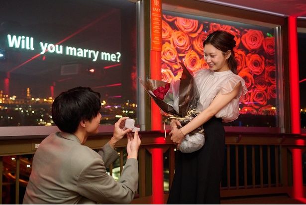 夜景がきらめくふたりだけの展望フロアで、永遠の愛を誓ってみては？