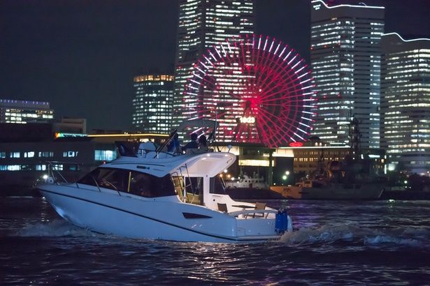 すべてのクルーザーには、上質な空間でふたりだけの時間を過ごせるキャビンと、船上デッキの展望スペースを用意