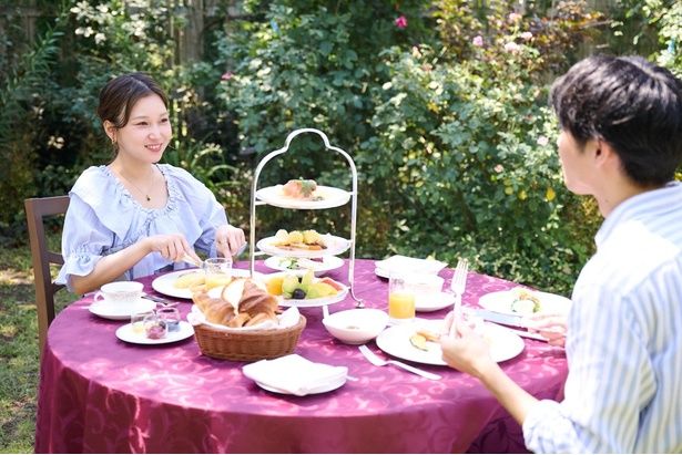 美しいイングリッシュガーデンで上質な朝食を味わう、非日常体験を楽しめる