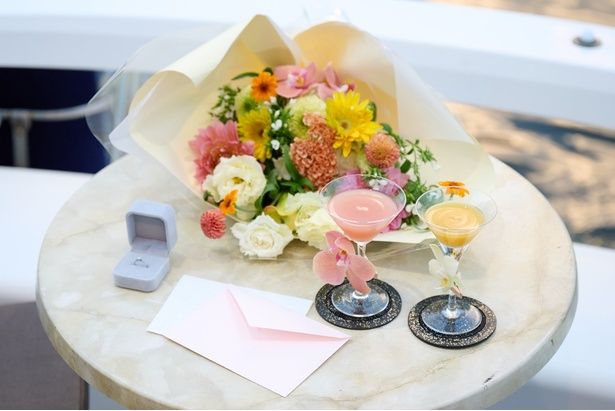 船上にて用意される「レターブーケ」と「花カクテル」のイメージ