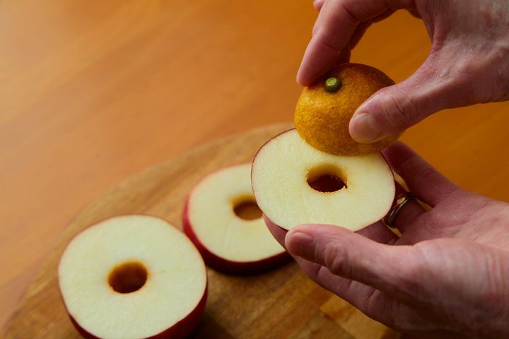 りんごにレモンを塗る