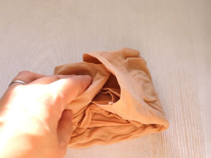 ゴム部分に入れます。