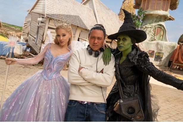 自身も熱狂的な「ウィキッド」のファンであると公言するジョン・M・チュウ監督がメガホンを取った（『ウィキッド 永遠の約束』） [c]Universal Studios. All Rights Reserved.