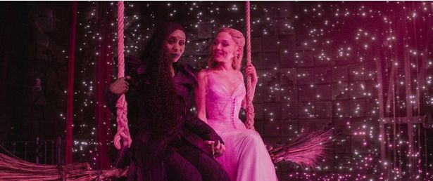 互いを大切に想いながら、別々の道を歩む2人（『ウィキッド 永遠の約束』） [c]Universal Studios. All Rights Reserved.