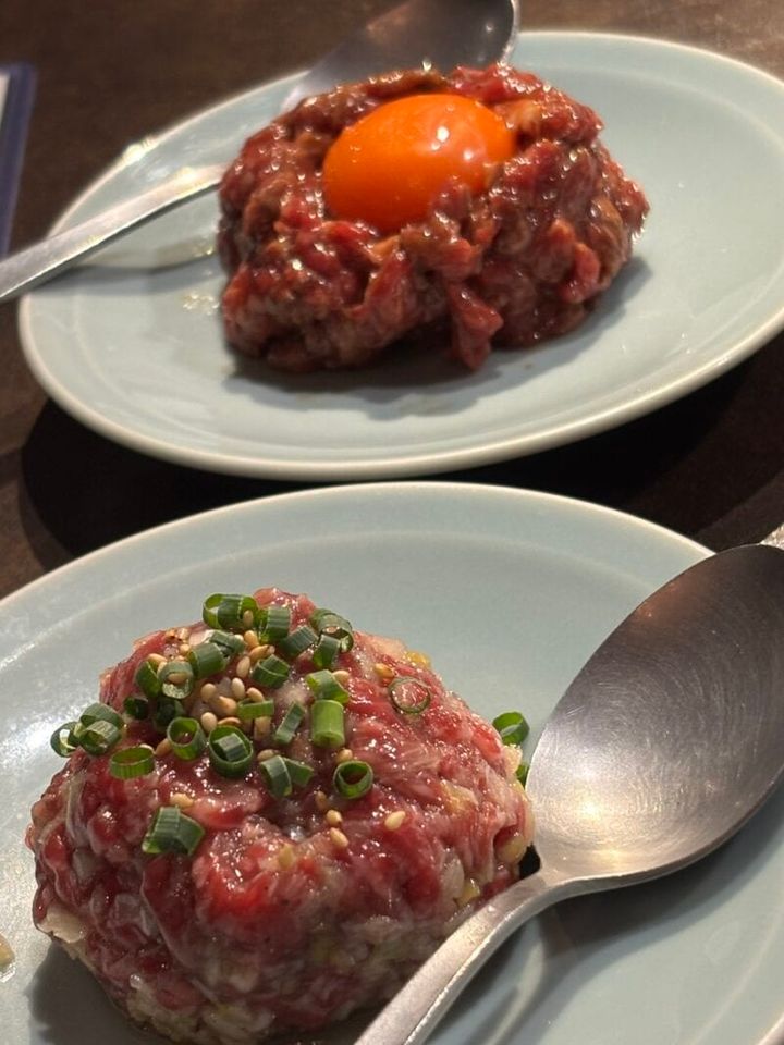 タレ味と塩味2種類のユッケ