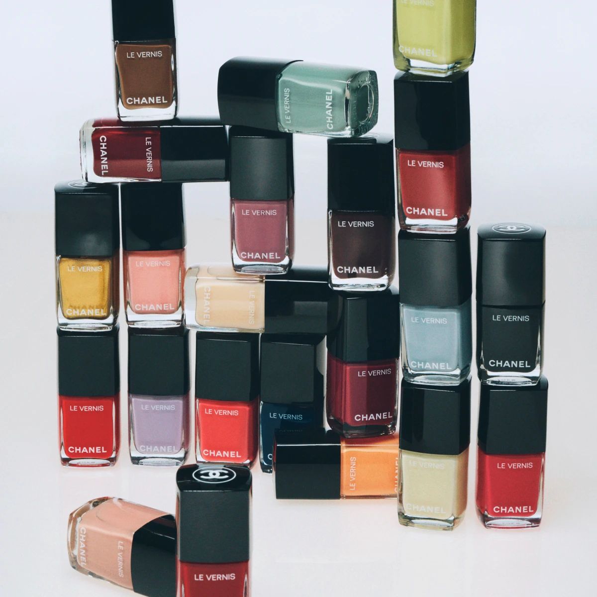 シャネルのネイル「ヴェルニ」全色スウォッチ公開！ 人気色TOP3や最新