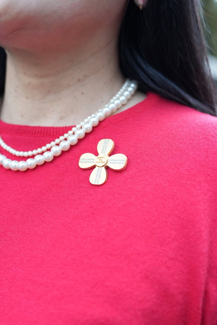 「購入してから長く愛用し続けている『シャネル』のブローチ。シンプルなフォルムにアイコンロゴがさりげなくあしらってあるので、ほどよいアクセントとして重宝しています」