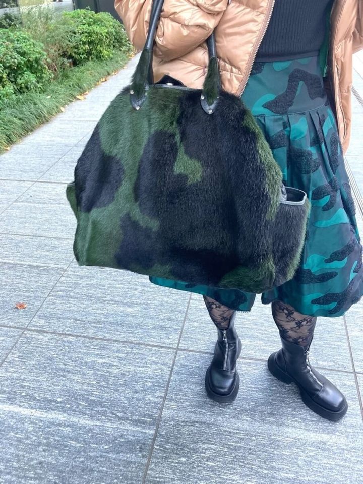 「バッグは人気スタイリストさん主催のフリーマーケットで購入したもの。ワンピースのスカート部分に合わせてセレクトしました。足元はスカートの柄とリンクさせた編みタイツと黒ブーツで辛口な雰囲気に」