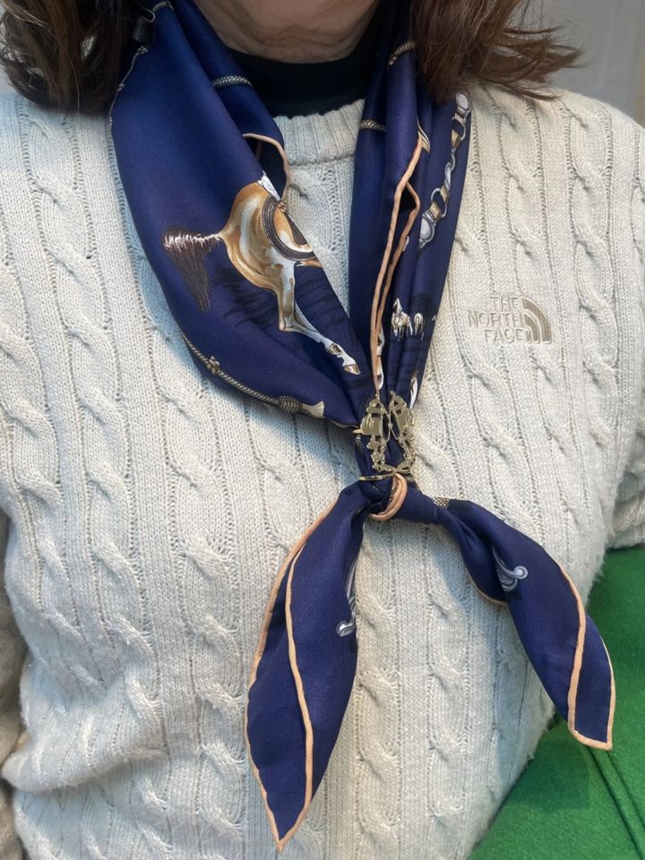 「『ザ・ノース・フェイス』のケーブルニットに、最近購入した『エルメス』のスカーフをアクセントにしてメリハリを」