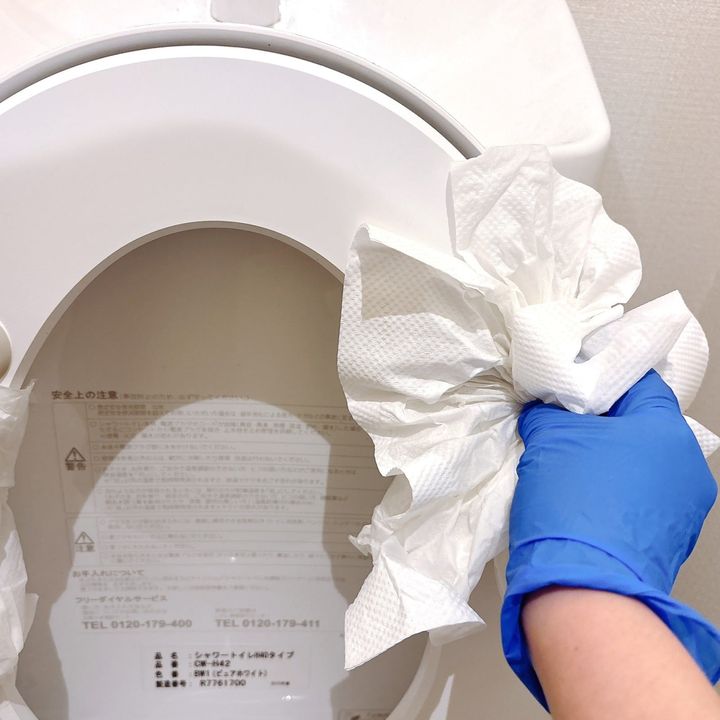 キッチンペーパーを剥がしながら、汚れを拭き取る