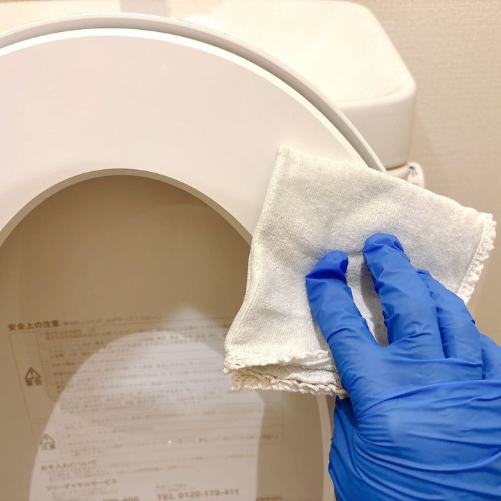 乾いた布で仕上げ拭きをする