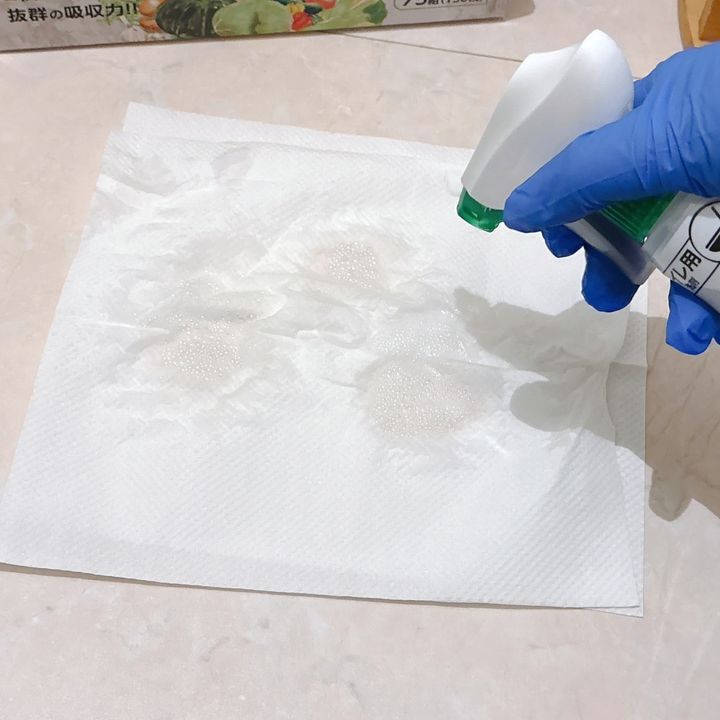 キッチンペーパーにトイレマジックリンをスプレーする