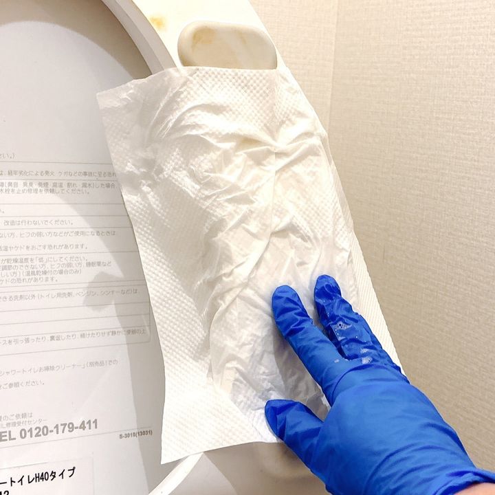 便座裏にキッチンペーパーを貼りつける