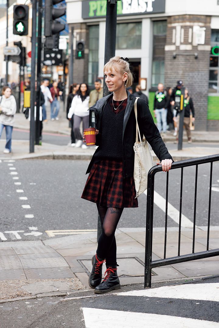 街中どこを見ても誰を見てもオシャレ！ロンドンの「赤」の上手な取り入れ方