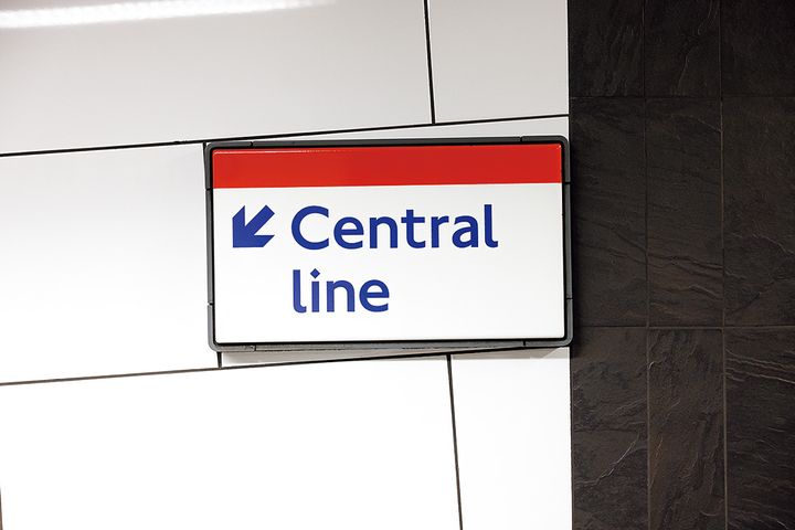 街中どこを見ても誰を見てもオシャレ！ロンドンの「赤」の上手な取り入れ方