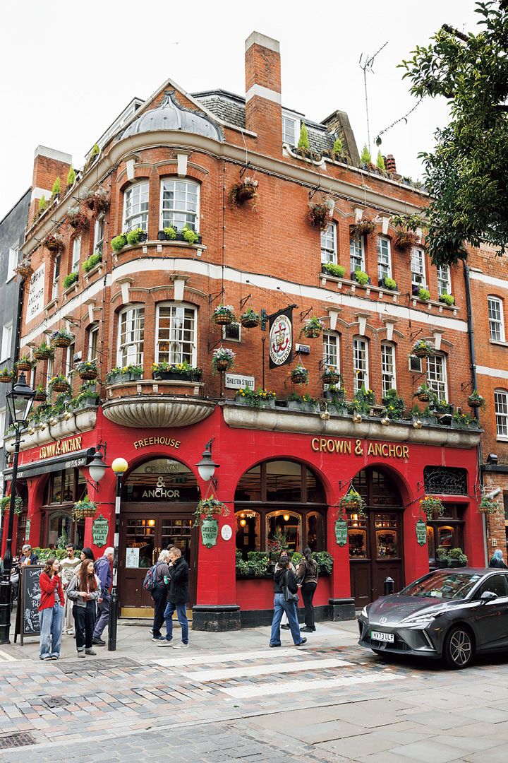 街中どこを見ても誰を見てもオシャレ！ロンドンの「赤」の上手な取り入れ方