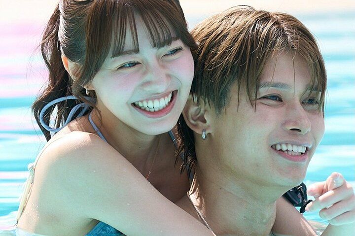 【写真・画像】爆モテ水着美女たちが“密着”騎馬戦！ イケメンとの刺激的すぎる戯れに「おいおいおい！」「令和やぞ」 1枚目