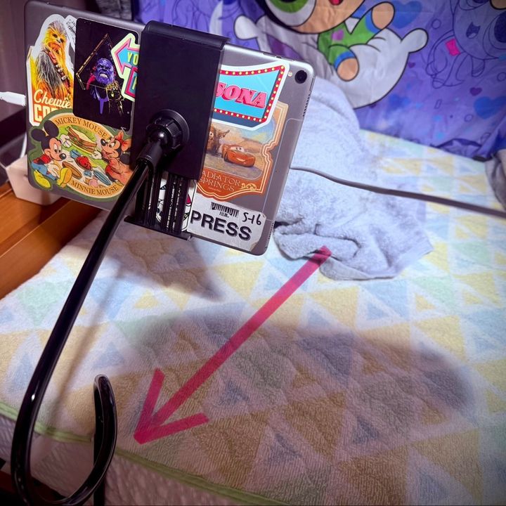 ダイソーで「寝ながらスマホ＆タブレット」！腕が疲れない550円の本格スタンド発見