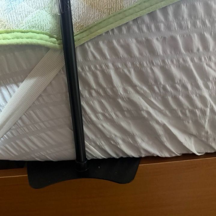 ダイソーで「寝ながらスマホ＆タブレット」！腕が疲れない550円の本格スタンド発見