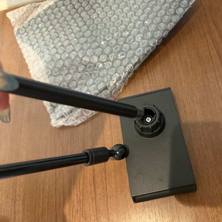 ダイソーで「寝ながらスマホ＆タブレット」！腕が疲れない550円の本格スタンド発見