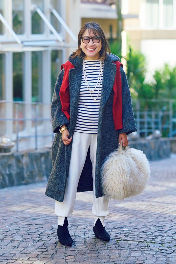 occupation プラスオトハ ディレクター name 高平英里さん height 152cm 赤、白、紺のトリコロールカラーを、ダークグレーのロングコートで引き締めるフレンチシックな装い。 ファー小物やパールネックレスで華やかさを添えながら、美シルエットのスウェットパンツで適度な抜け感を演出。 アウター、パンツ／ともにプラスオトハ、トップス／セントジェームス、バッグ／アニタビラルディ、シューズ／ザラ、サングラス／オリバーピープル