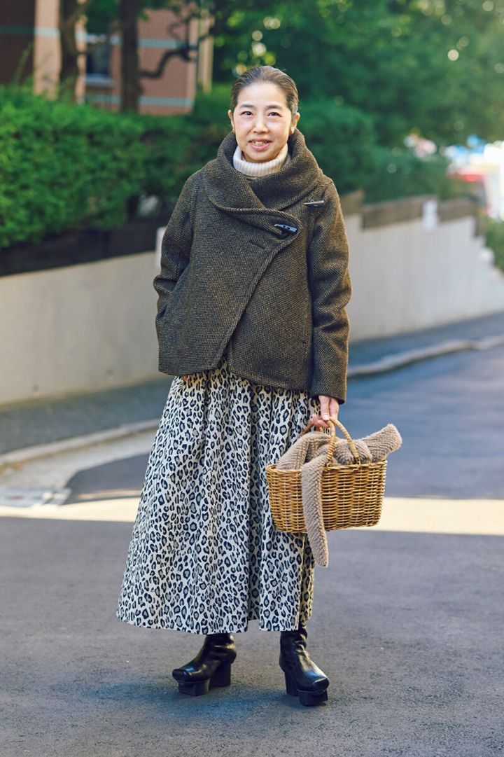 occupation ハリス プレス name 三好和美さん height 157cm 派手な印象になりがちなヒョウ柄は、全体のトーンをおさえてナチュラルに。 「ショート丈のアウターで上半身をコンパクトにまとめ、メリハリを出すのがポイントです」。 通年愛用しているかごバッグは、冬仕様にアレンジ。 アウター／ラプレ、トップス／ル シェル ド ハリス、スカート／ハリス×ケイコ オカモト、バッグ／ハリス、シューズ／トリッペン
