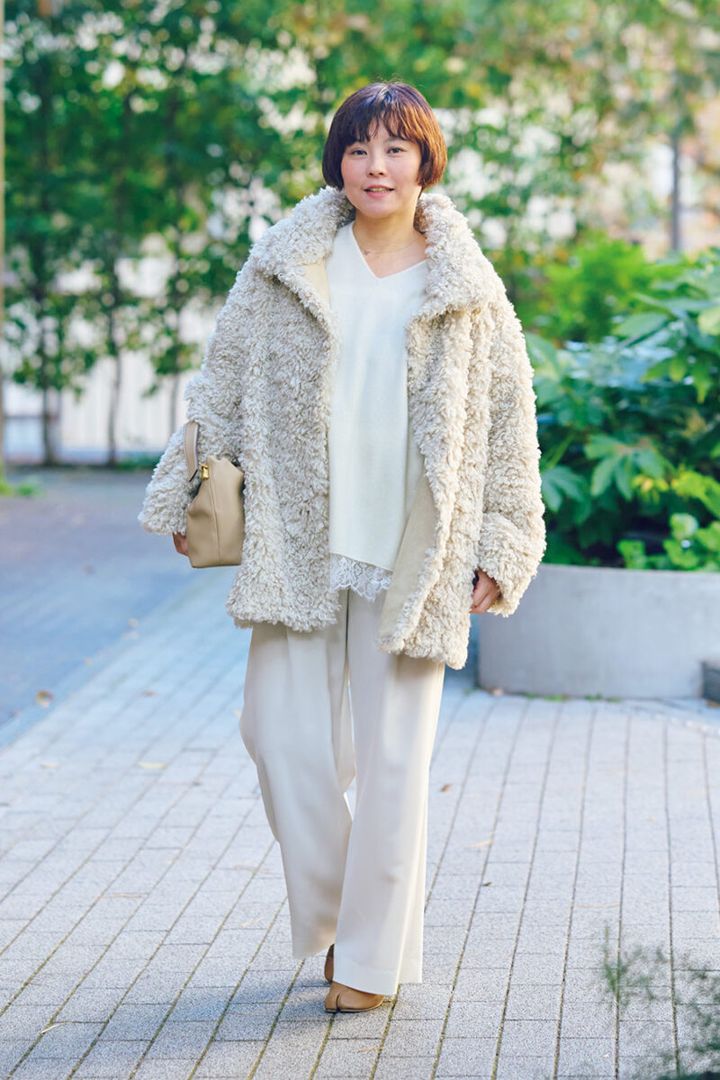 occupation イエナ プレス name 小林美紀さん height 160cm ボリューミーなファーコートに、しなやかなニットとレースのキャミソールをレイヤード。「パンツは光沢感のあるアイテムを選びました」。 異なる素材を組み合わせることで奥行きが生まれ、ファッション性もワンランクアップ。 アウター、トップス、パンツ／ともにイエナ、キャミソール／エリテ、バッグ／プンティ、シューズ／マルタン・マルジェラ