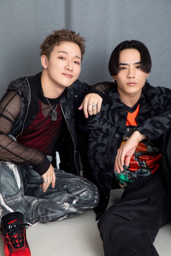 sweet独占インタビューに登場したTJBBのSHOWとNOSUKE。肩を組んで並び、エッジの効いたスタイリングとクールな眼差しが印象的なツーショット