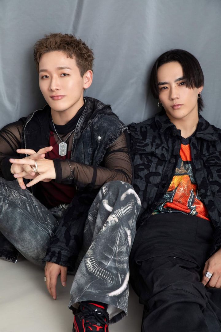 TJBBのSHOWとNOSUKEが並んで座るポートレート。シックなカラーリングと静かなムードが際立つ、sweet独占インタビューカット