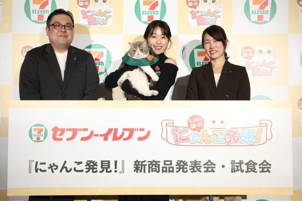 写真左から、マーケティング担当の長谷川さん、猫店長を抱く桜井さん、商品開発担当の前田さんによるフォトセッション