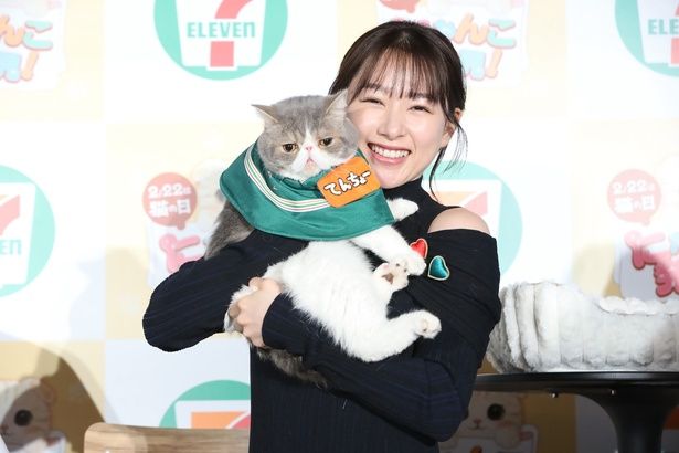 ポセイドン君を抱き抱える桜井さん