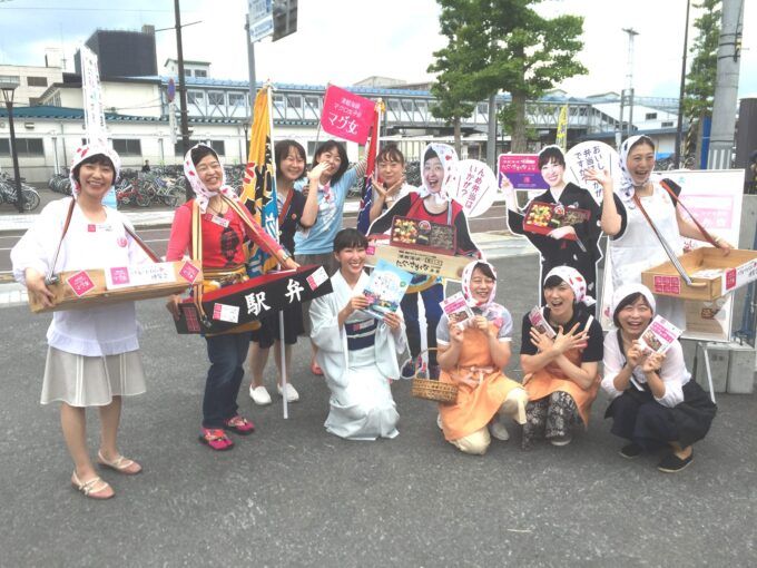 北海道新幹線開業時の観光キャンペーンで駅弁を開発したときのマグ女の皆さん 画像提供：島康子さん