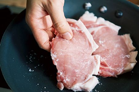 【塩ひとつで完成！】調味料の計量が面倒＆調理のたびにレシピを確認したくない人必見！「ポークソテー」の作り方の画像2